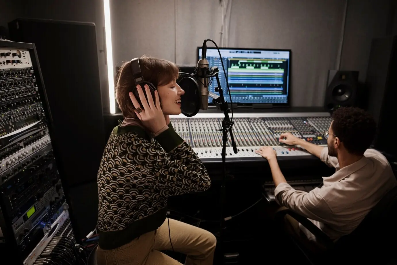 Mann und Frau machen Musik, halbnahe Einstellung