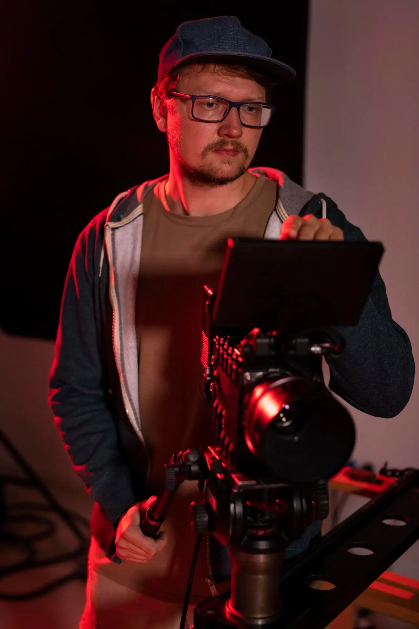 Ein Mann filmt mit einer professionellen Kamera.